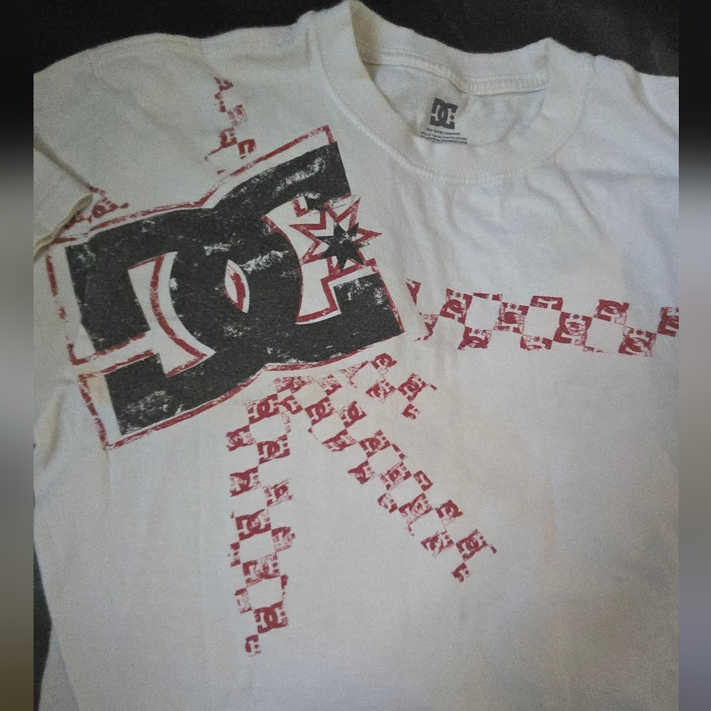 DC White/beige Tee with DC Track Design SzS - Picture 3 of 5